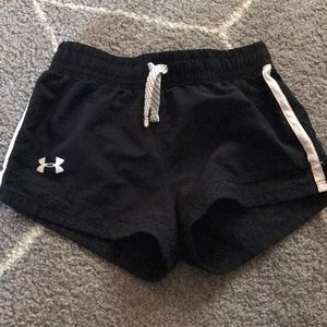 Under armour Girls shorts, size small, black, excellent condition!